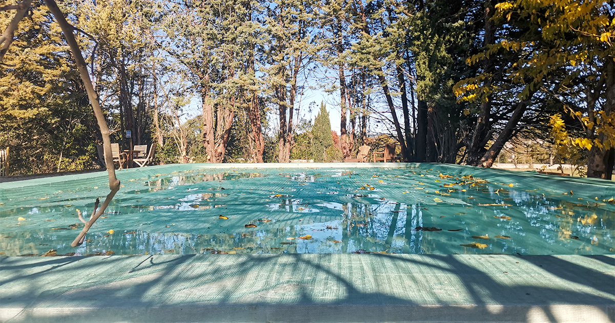 Le filet de protection piscine : votre allié anti-feuilles