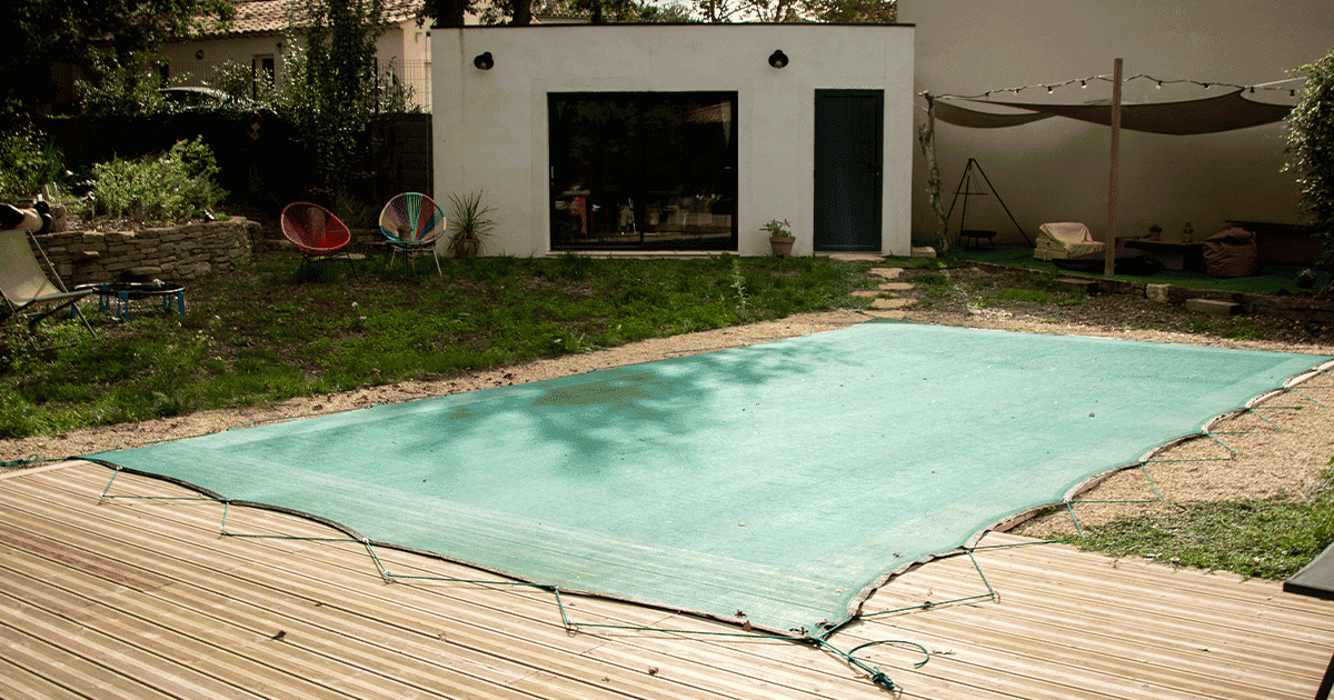 Filet anti-feuilles : bien dimensionner et tendre sur piscine enterrée ou hors-sol
