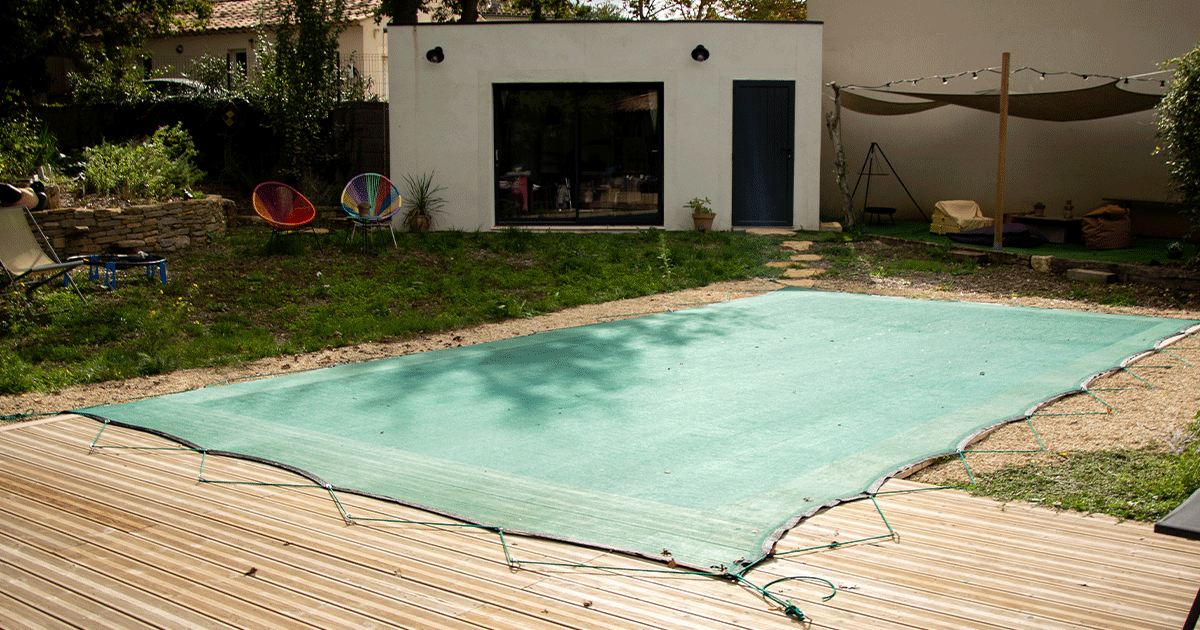 Filet anti-feuilles : bien dimensionner et tendre sur piscine enterrée ou hors-sol