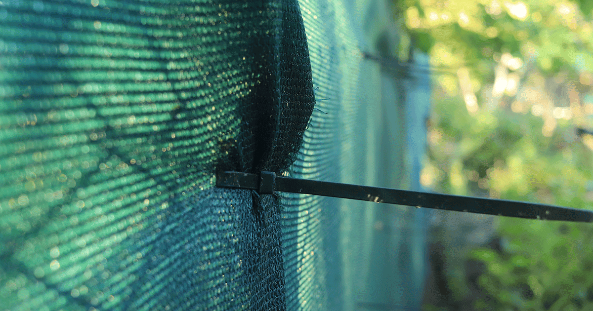 Densité, fixation : choisir un filet brise-vue pour balcon venté