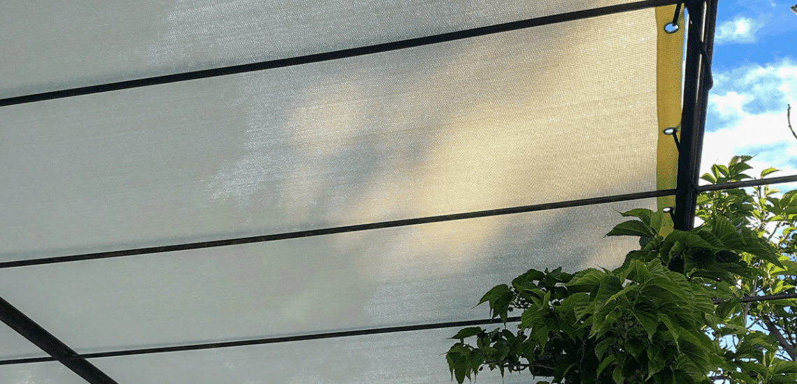 Anti-UV, grammage & couleurs : le guide technique pour bien choisir sa toile pergola