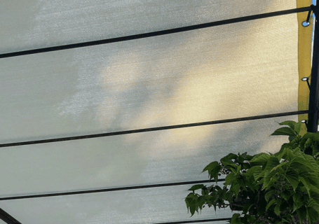 Anti-UV, grammage & couleurs : le guide technique pour bien choisir sa toile pergola