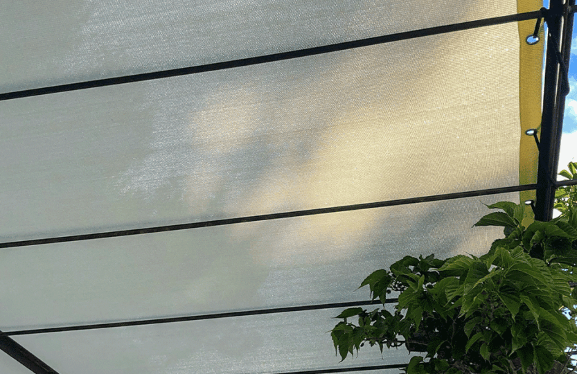 Anti-UV, grammage & couleurs : le guide technique pour bien choisir sa toile pergola